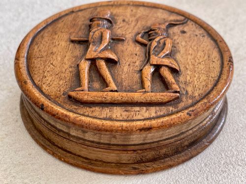 AN ANTIQUE CARVED SNUFF BOX DEPICTING TWO FIGURES - ADDITIONAL PHOTO 10