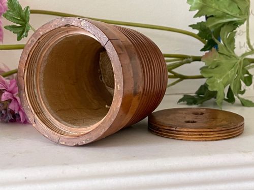AN ANTIQUE TREEN BEE HIVE MONEY BOX - ADDITIONAL PHOTO 3