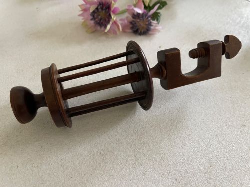 A PAIR OF ANTIQUE TREENSEWING REEL CLAMPS - ADDITIONAL PHOTO 1
