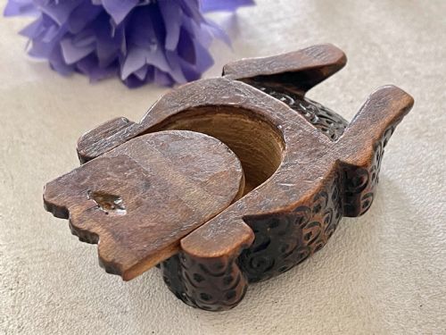 AN ANTIQUE FROG SNUFF BOX - ADDITIONAL PHOTO 3