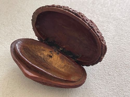 A WELL CARVED COQUILLA SNUFF BOX WRITERARTIST - ADDITIONAL PHOTO 1