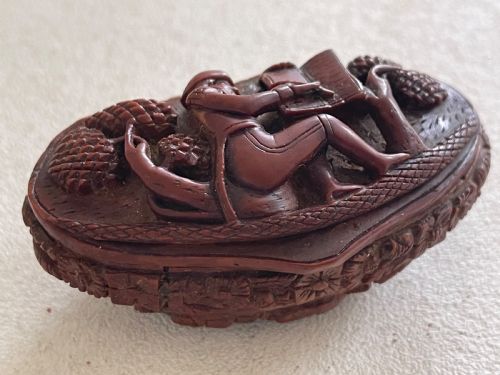 A WELL CARVED COQUILLA SNUFF BOX WRITERARTIST - ADDITIONAL PHOTO 2