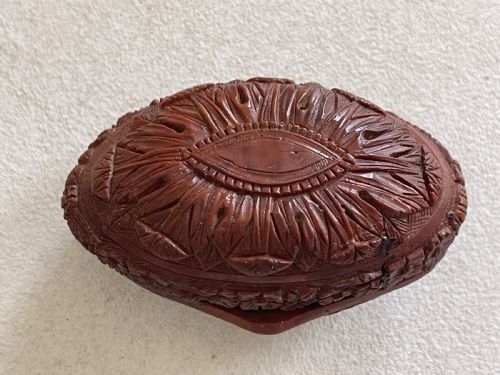 A WELL CARVED COQUILLA SNUFF BOX WRITERARTIST - ADDITIONAL PHOTO 3