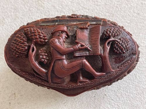 A WELL CARVED COQUILLA SNUFF BOX WRITERARTIST - ADDITIONAL PHOTO 4