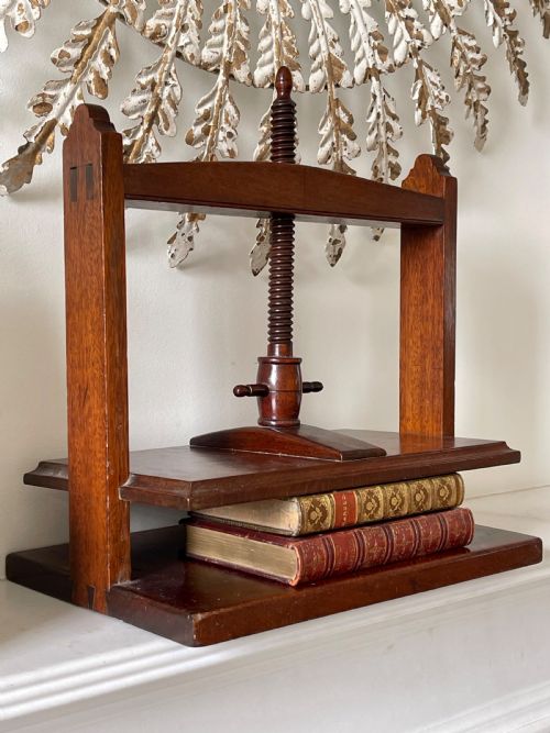 AN ANTIQUE GEORGIAN BOOK PRESS - ADDITIONAL PHOTO 4