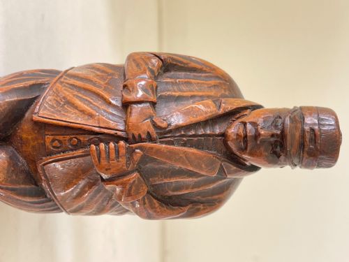 AN ANTIQUE FIGURAL SNUFF BOX - ADDITIONAL PHOTO 5