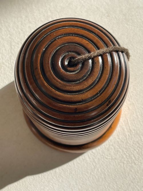 AN ANTIQUE BEE HIVE STRING BOX - ADDITIONAL PHOTO 4