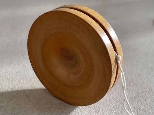 AN ANTIQUE TREEN BOXWOOD YOYO - ADDITIONAL PHOTO 1