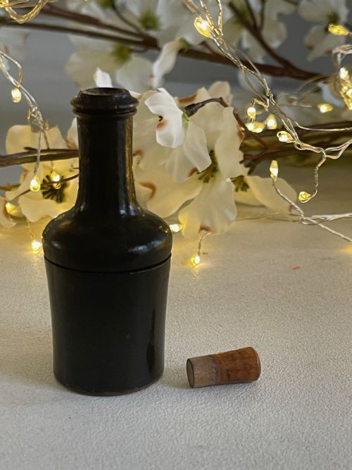 AN ANTIQUE TREEN NUTMEG GRATER IN THE SHAPE OF A WINE BOTTLE - ADDITIONAL PHOTO 3