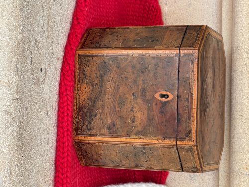 A GEORGIAN YEW WOOD OCTAGONAL TEA CADDY - ADDITIONAL PHOTO 1