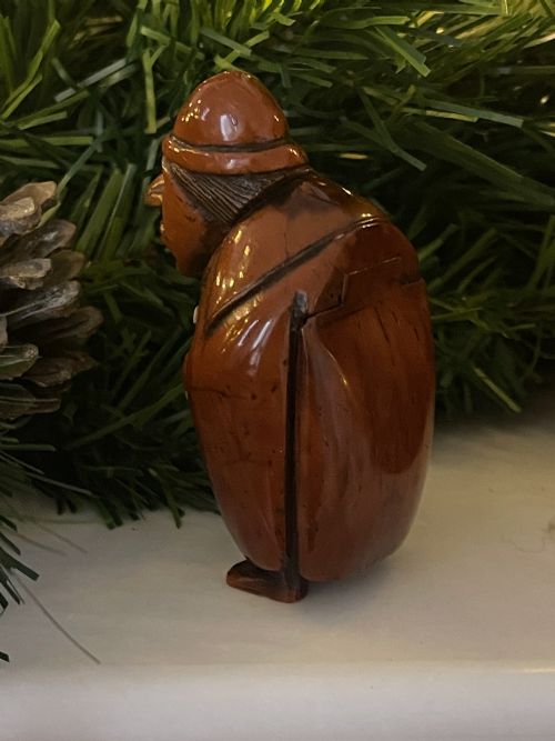 AN ANTIQUE COQUILLA NUT FIGURAL SNUFF BOX - ADDITIONAL PHOTO 3