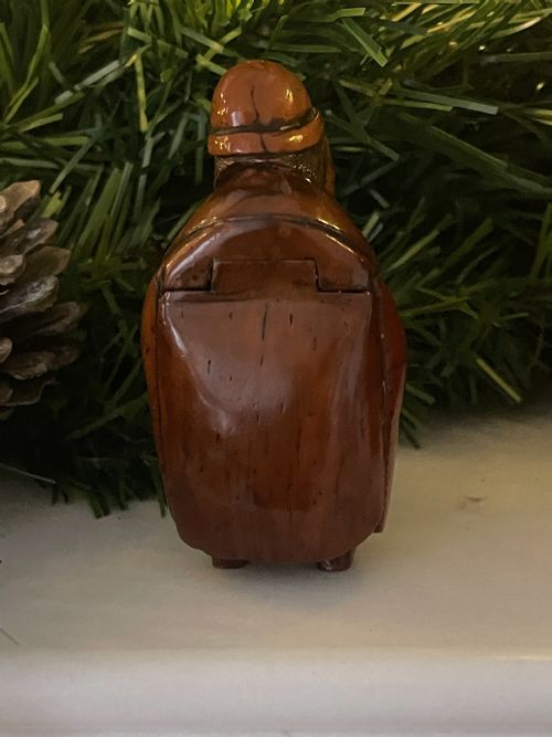 AN ANTIQUE COQUILLA NUT FIGURAL SNUFF BOX - ADDITIONAL PHOTO 5