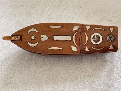 AN ANTIQUE PUZZLE SNUFF BOX IN THE SHAPE OF A BOAT - ADDITIONAL PHOTO 1