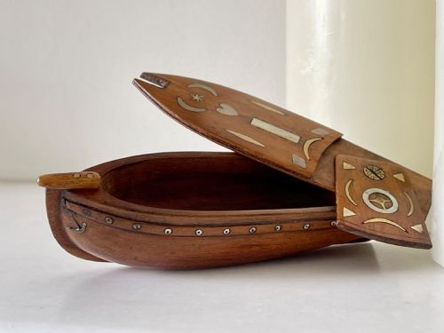 AN ANTIQUE PUZZLE SNUFF BOX IN THE SHAPE OF A BOAT - ADDITIONAL PHOTO 4