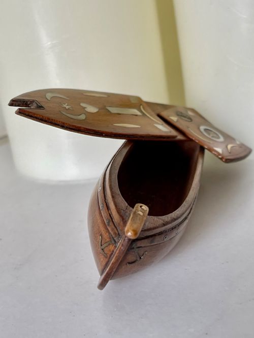 AN ANTIQUE PUZZLE SNUFF BOX IN THE SHAPE OF A BOAT - ADDITIONAL PHOTO 6