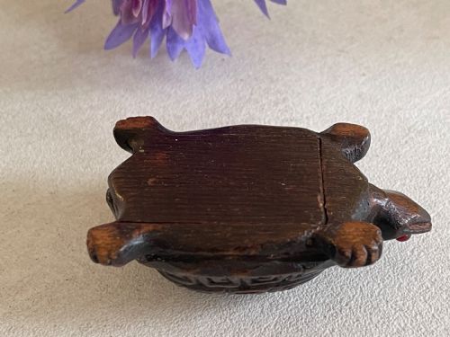 A RARE ANTIQUE TORTOISE SHAPED SNUFF BOX WITH A MOVING HEAD - ADDITIONAL PHOTO 1