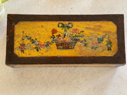 AN ANTIQUE NETTING BOX WITH CONTENTS - ADDITIONAL PHOTO 3