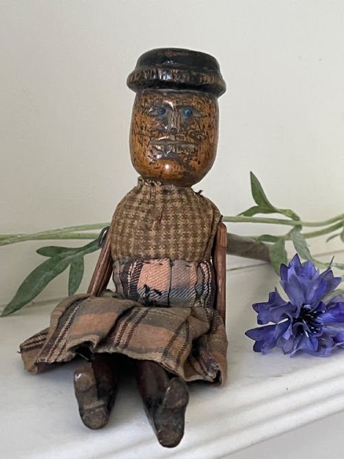 AN ANTIQUE WOODEN JIGGER DOLL - ADDITIONAL PHOTO 2