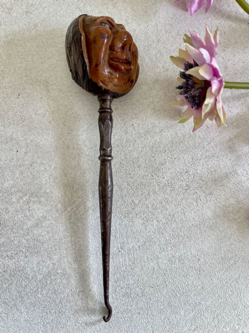 AN UNUSUAL COQUILLA FIGURAL HEADED BUTTON HOOK - ADDITIONAL PHOTO 5