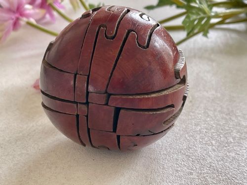 AN ANTIQUE TREEN PUZZLE BALL - ADDITIONAL PHOTO 2