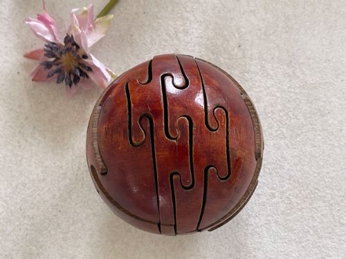 AN ANTIQUE TREEN PUZZLE BALL - ADDITIONAL PHOTO 3