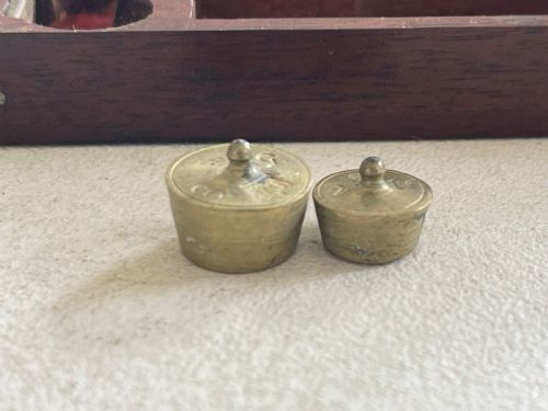AN ANTIQUE COIN SCALES WITH THE UNUSUAL FEATURE OF WEIGHTS - ADDITIONAL PHOTO 1