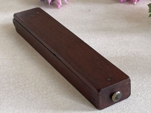 AN ANTIQUE COIN SCALES WITH THE UNUSUAL FEATURE OF WEIGHTS - ADDITIONAL PHOTO 3