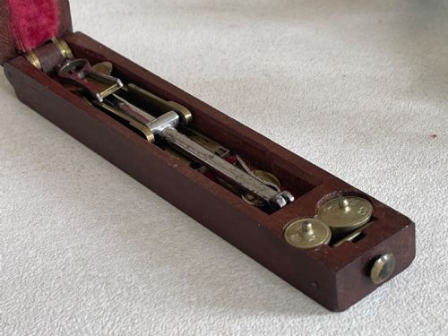 AN ANTIQUE COIN SCALES WITH THE UNUSUAL FEATURE OF WEIGHTS - ADDITIONAL PHOTO 4
