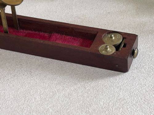 AN ANTIQUE COIN SCALES WITH THE UNUSUAL FEATURE OF WEIGHTS - ADDITIONAL PHOTO 7