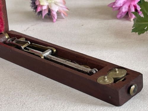 AN ANTIQUE COIN SCALES WITH THE UNUSUAL FEATURE OF WEIGHTS - ADDITIONAL PHOTO 9