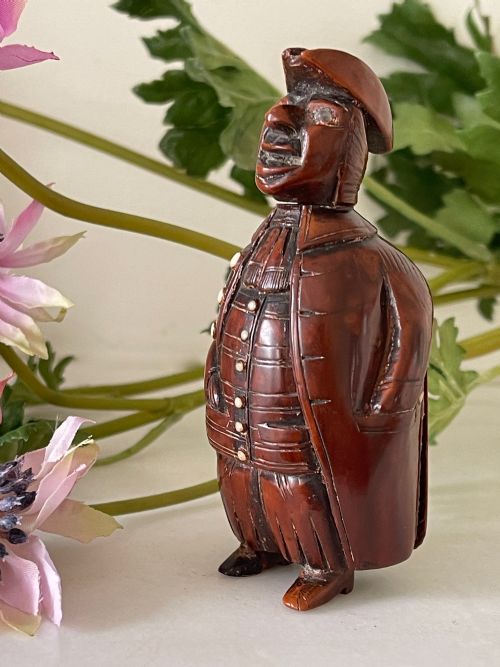 AN ANTIQUE COQUILLA NUT FIGURAL SNUFF BOX - ADDITIONAL PHOTO 2