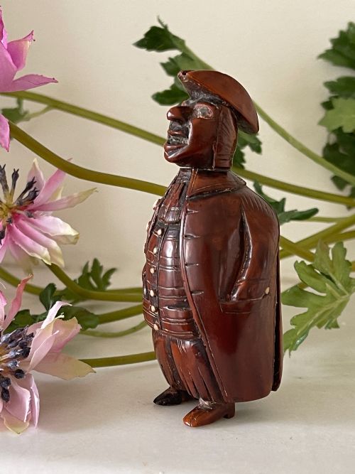 AN ANTIQUE COQUILLA NUT FIGURAL SNUFF BOX - ADDITIONAL PHOTO 3