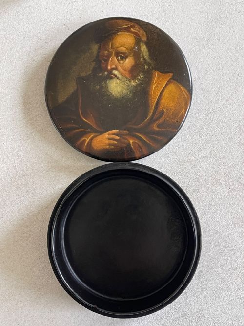 AN ANTIQUE PAPIER MACHE SNUFF BOX - ADDITIONAL PHOTO 1