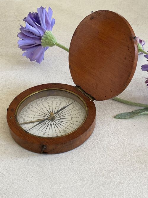 AN ANTIQUE MAHOGANY CASED CIRCULAR COMPASS