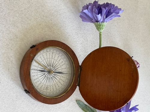 AN ANTIQUE MAHOGANY CASED CIRCULAR COMPASS - ADDITIONAL PHOTO 3