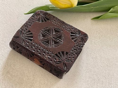 AN ANTIQUE WELSH CHIP CARVED BOOK SNUFF BOX HEART INLAY - ADDITIONAL PHOTO 4
