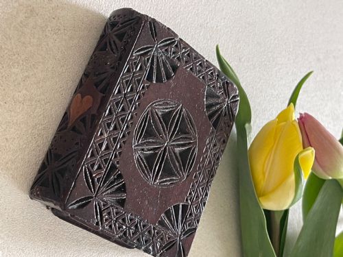 AN ANTIQUE WELSH CHIP CARVED BOOK SNUFF BOX HEART INLAY - ADDITIONAL PHOTO 7