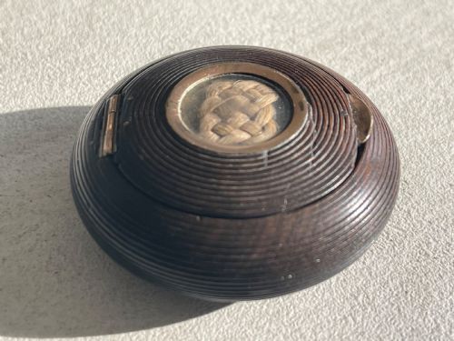 ANTIQUE SNUFF BOX WITH KEEPSAKE LOCK OF HAIR - ADDITIONAL PHOTO 4