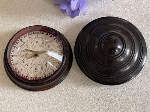 AN ANTIQUE TRAVELLING COMPASSSUNDIAL - ADDITIONAL PHOTO 1