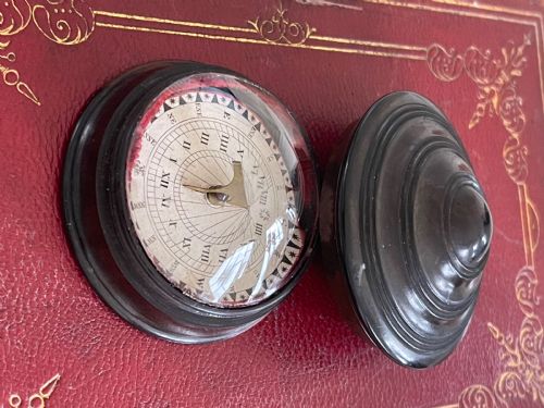 AN ANTIQUE TRAVELLING COMPASSSUNDIAL - ADDITIONAL PHOTO 2