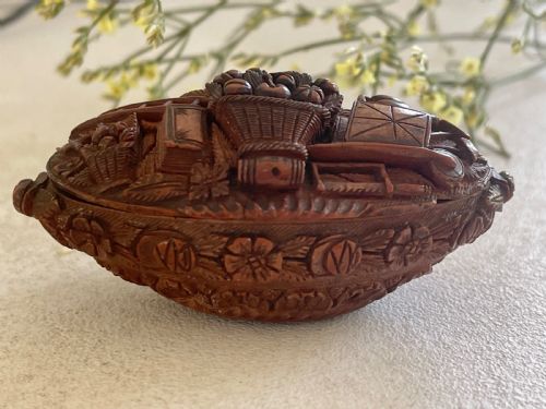 ANTIQUE COQUILLA NUT SNUFF BOX GARDENING TOOLS - ADDITIONAL PHOTO 1