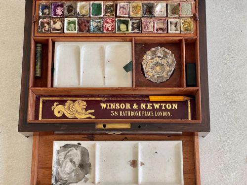AN ANTIQUE ROSEWOOD PAINT BOX LEATHER INSET WITH EMBOSSED LABEL WINSOR NEWTON - ADDITIONAL PHOTO 1