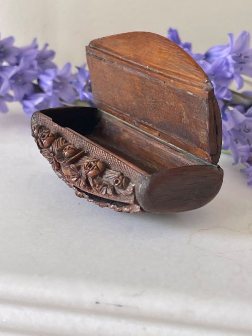 AN ANTIQUE CARVED COQUILLA NUT SNUFF BOX - ADDITIONAL PHOTO 2