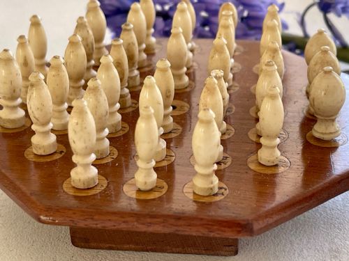 ANTIQUE TRAVELLING PEG SOLITAIRE BOARD WITH BONE PEGS - ADDITIONAL PHOTO 3