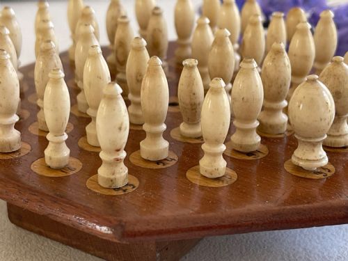 ANTIQUE TRAVELLING PEG SOLITAIRE BOARD WITH BONE PEGS - ADDITIONAL PHOTO 6