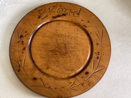 an antique treen bread board small size - CATEGORY: ANTIQUE MISCELLANEOUS - DATED 19TH CENTURY