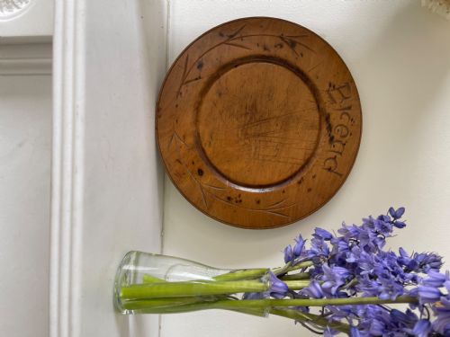 AN ANTIQUE TREEN BREAD BOARD SMALL SIZE - ADDITIONAL PHOTO 1