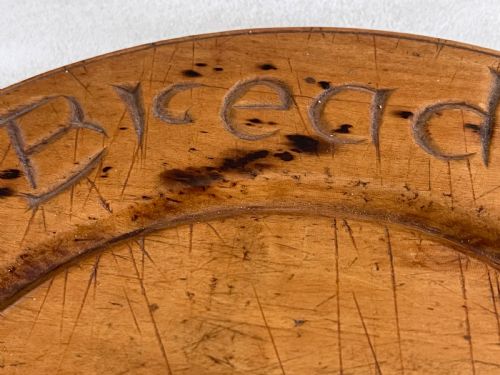 AN ANTIQUE TREEN BREAD BOARD SMALL SIZE - ADDITIONAL PHOTO 5