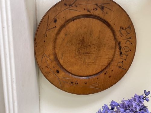 AN ANTIQUE TREEN BREAD BOARD SMALL SIZE - ADDITIONAL PHOTO 6