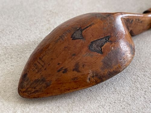 AN ANTIQUE WELL PATINATED SPOON WITH HOOK - ADDITIONAL PHOTO 3